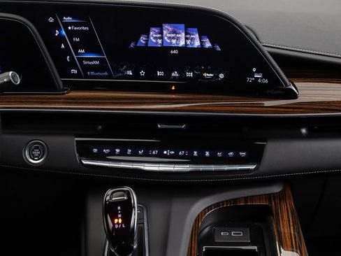 Used 2021 Cadillac Escalade Premium Luxury AWD/4WD image 16