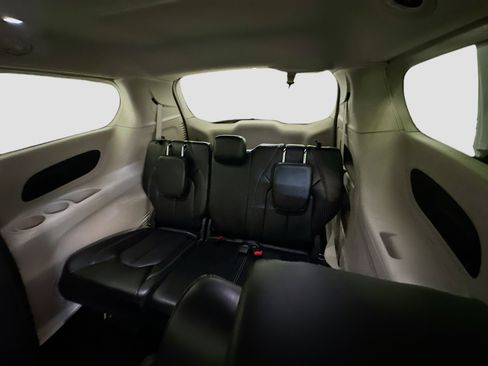 Used 2024 Chrysler Pacifica Touring-L image 29