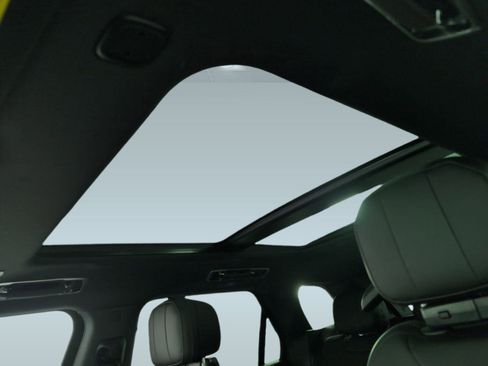 Used 2025 Land Rover Range Rover Sport SE image 12