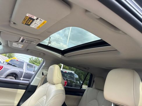 Used 2020 Toyota Highlander XLE AWD/4WD image 23