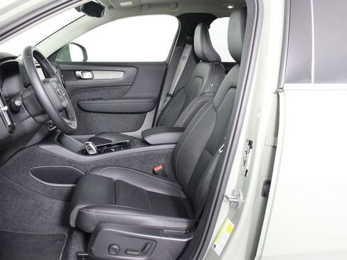 Certified 2025 Volvo XC40 B5 Plus image 31