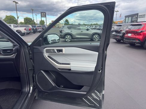 Used 2022 Ford Explorer XLT w/ Equipment Group 202A AWD/4WD image 18