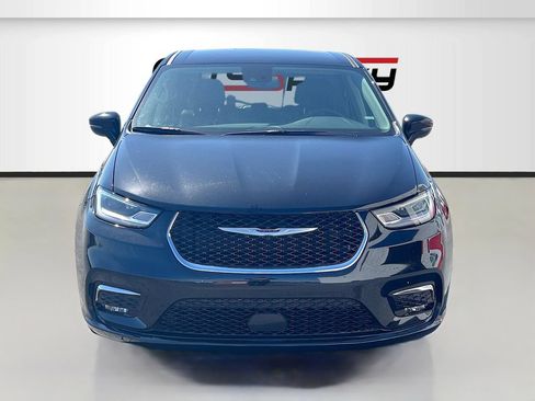 Used 2024 Chrysler Pacifica Touring-L FWD image 2
