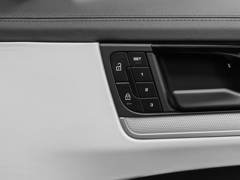 Used 2024 Porsche Cayenne image 17