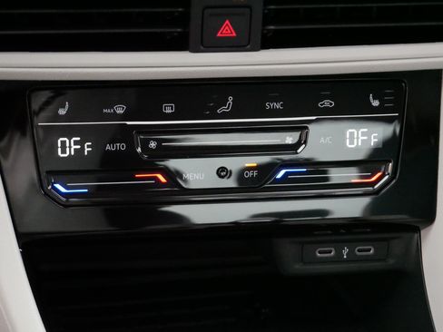 Used 2025 Volkswagen Jetta SE w/ Sunroof Package FWD image 23