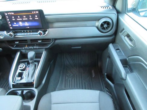 Certified 2024 Chevrolet Colorado Trail Boss w/ Technology Package AWD/4WD image 18