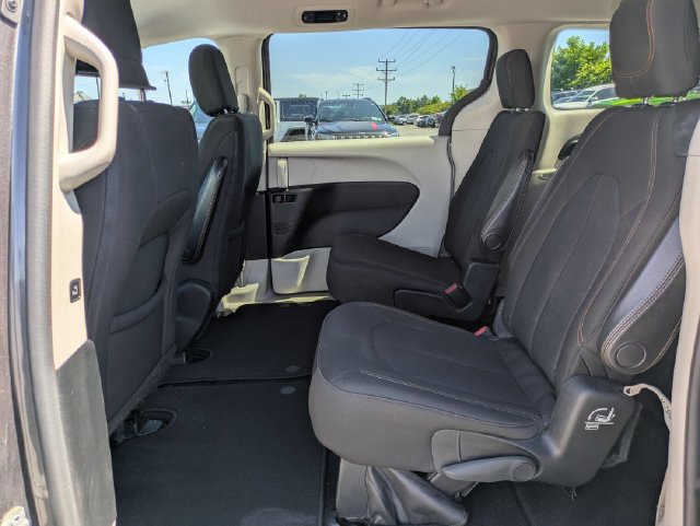Used 2017 Chrysler Pacifica Touring FWD image 19