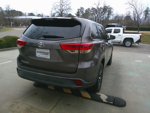 Used 2017 Toyota Highlander LE image 13