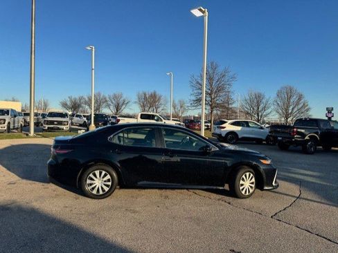 Used 2022 Toyota Camry LE image 10