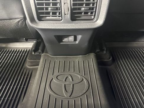 Used 2024 Toyota Venza XLE AWD/4WD image 13