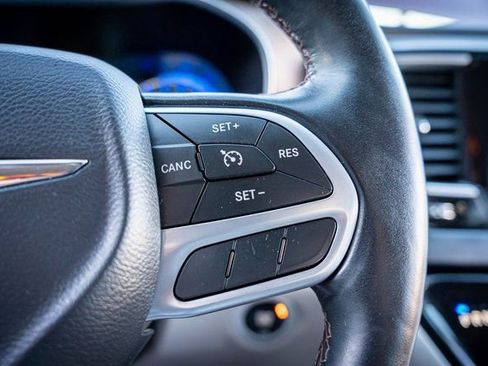 Used 2017 Chrysler Pacifica Touring-L Plus image 18