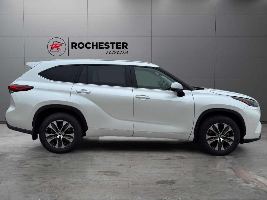 Certified 2022 Toyota Highlander XLE AWD/4WD image 6