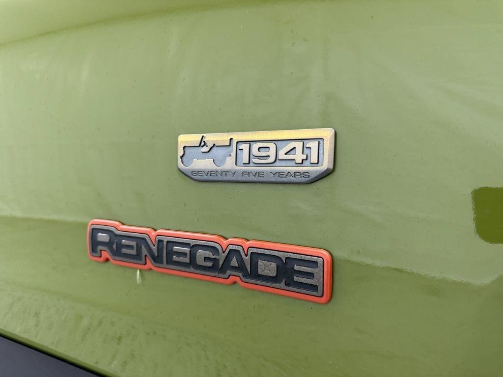 Used 2016 Jeep Renegade 75th Anniversary AWD/4WD image 38