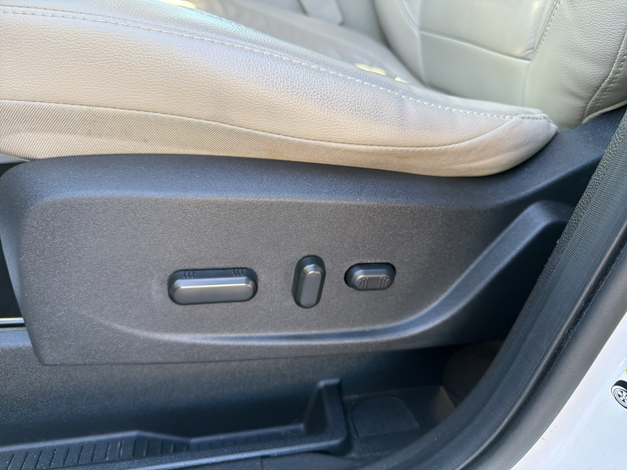 Used 2018 Ford Escape SEL w/ Ford Safe & Smart Package FWD image 10