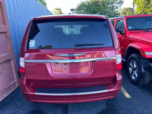 Used 2014 Chrysler Town & Country Touring FWD image 9