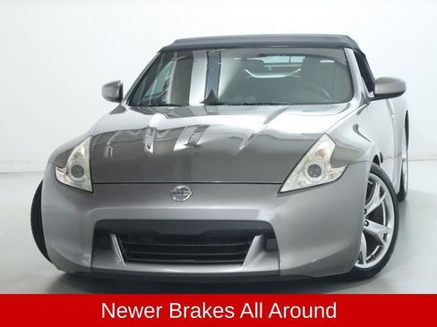 Used 2010 Nissan 370Z Roadster RWD image 4