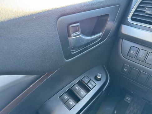 Certified 2019 Toyota Highlander XLE AWD/4WD image 11