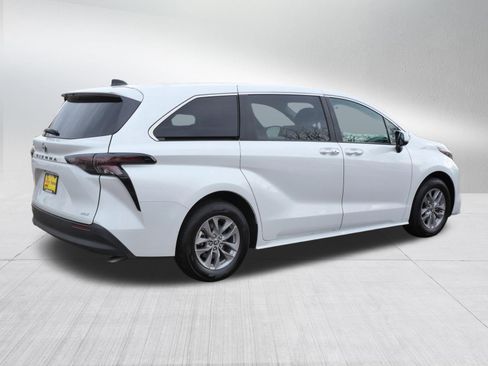 Used 2025 Toyota Sienna XLE image 8