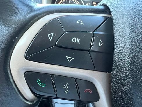 Used 2015 Jeep Cherokee Latitude w/ Cold Weather Group AWD/4WD image 38