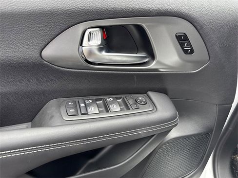 New 2026 Chrysler Pacifica Select image 12