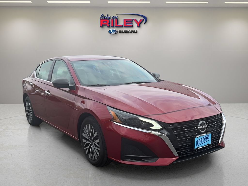 Used 2025 Nissan Altima 2.5 SV FWD image 13