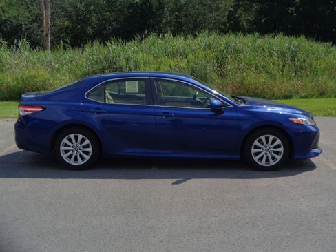 Used 2018 Toyota Camry LE FWD image 4