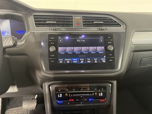 Used 2022 Volkswagen Tiguan SE w/ Panoramic Sunroof Package FWD image 20