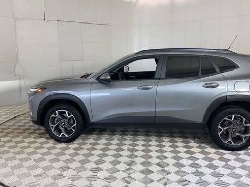 Used 2025 Chevrolet Trax LT FWD image 9