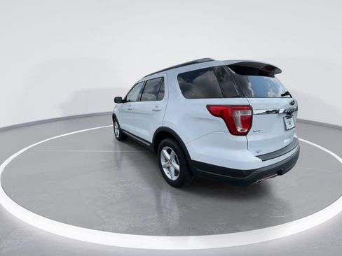 Used 2018 Ford Explorer XLT FWD image 6