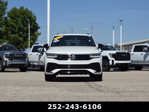 Used 2024 Volkswagen Tiguan SE R-Line AWD/4WD image 2
