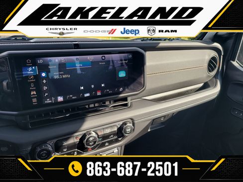 Used 2024 Jeep Gladiator Mojave AWD/4WD image 20
