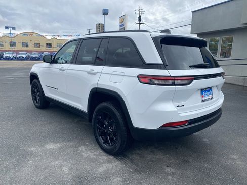 Used 2024 Jeep Grand Cherokee Altitude image 11