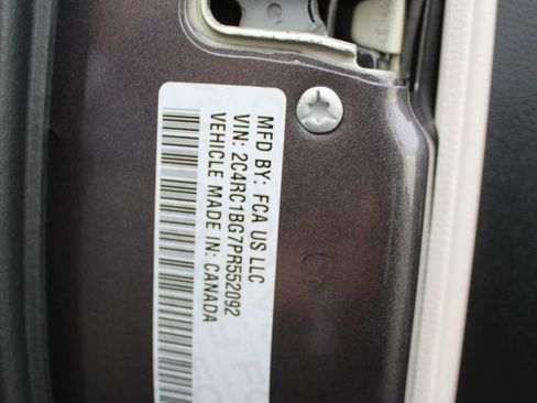 Used 2023 Chrysler Pacifica Touring-L image 47