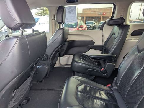 Used 2021 Chrysler Pacifica Touring-L image 28