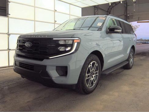 Used 2025 Ford Expedition Active AWD/4WD image 2