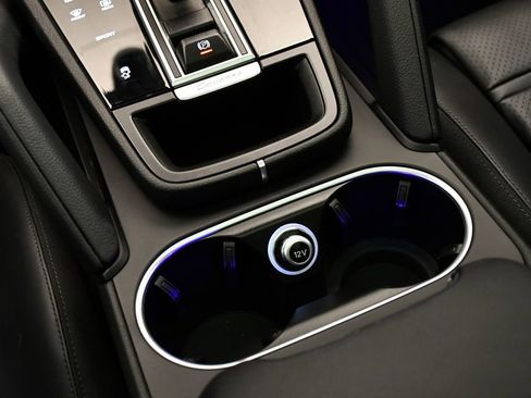 Used 2022 Porsche Cayenne image 33