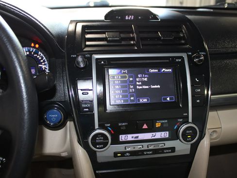 Used 2013 Toyota Camry LE FWD image 13