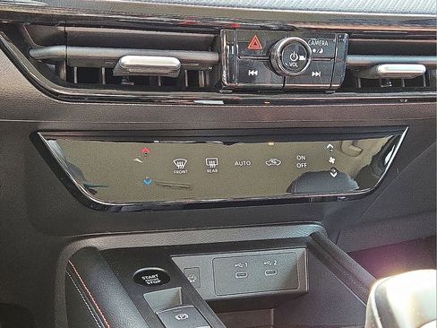 Used 2026 Nissan Kicks SR image 29