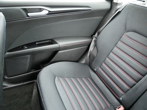 Used 2016 Ford Fusion SE image 12