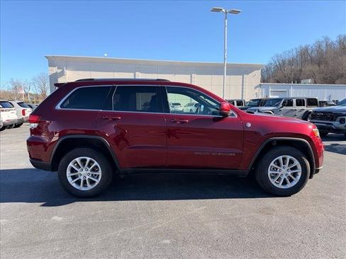 Used 2021 Jeep Grand Cherokee Laredo image 3