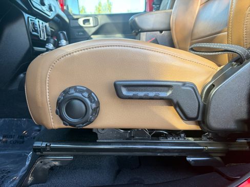 Used 2021 Jeep Wrangler Unlimited Sahara w/ Cold Weather Group AWD/4WD image 15