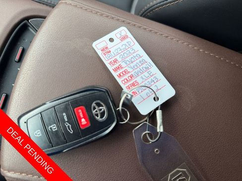Used 2023 Toyota Venza XLE image 31