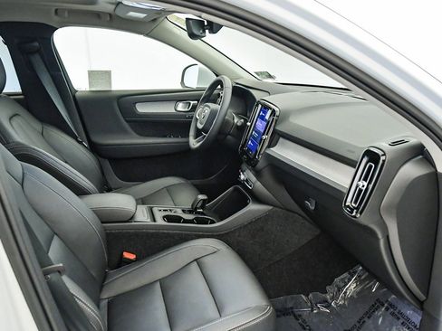 Certified 2025 Volvo XC40 B5 Core w/ Protection Package Premier image 17