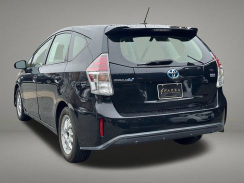 Used 2017 Toyota Prius V Three image 3