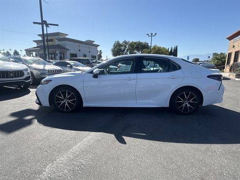 Used 2021 Toyota Camry SE FWD image 3