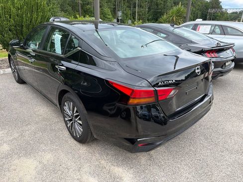 Used 2025 Nissan Altima 2.5 SV FWD image 3