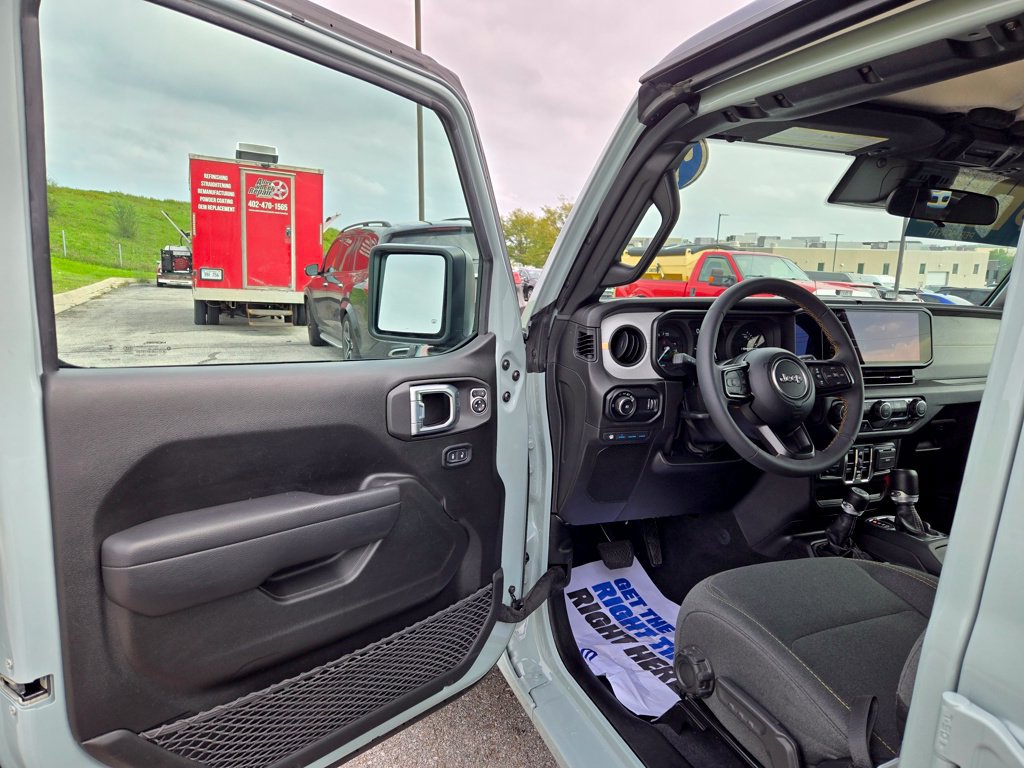 Used 2024 Jeep Wrangler Unlimited AWD/4WD image 12
