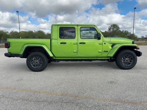 New 2025 Jeep Gladiator Sport AWD/4WD image 6