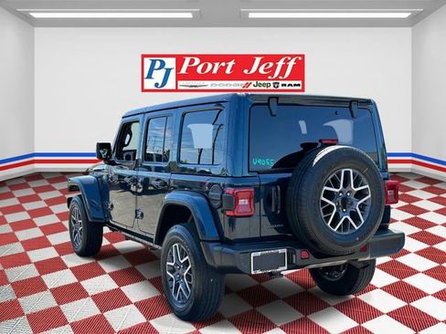 Used 2025 Jeep Wrangler Unlimited Sahara AWD/4WD image 5