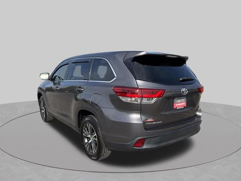 Used 2019 Toyota Highlander LE FWD image 6